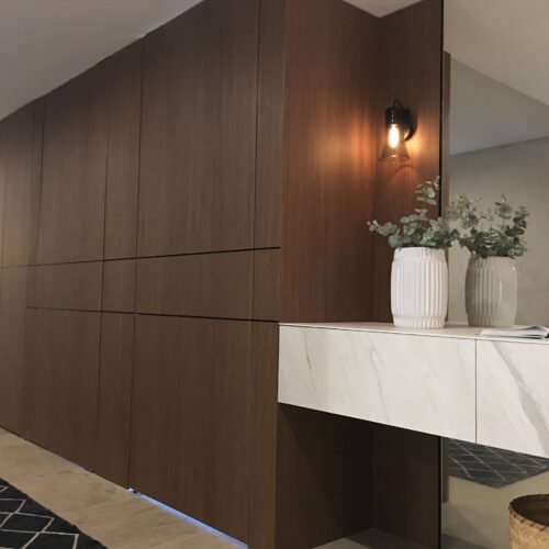 porcelian-credenza-and-hallway-wall-in-persian-walnut-jayen-innovations-kitchens-and-joinery-img~c5a1fa140a085b83_14-1888-1-dd404ba
